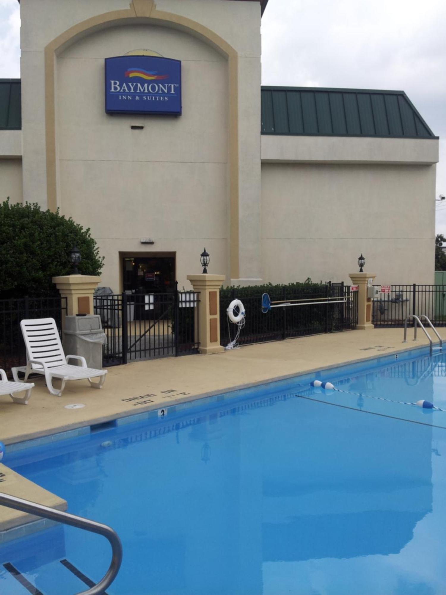 Baymont By Wyndham Greensboro/Coliseum Exterior foto
