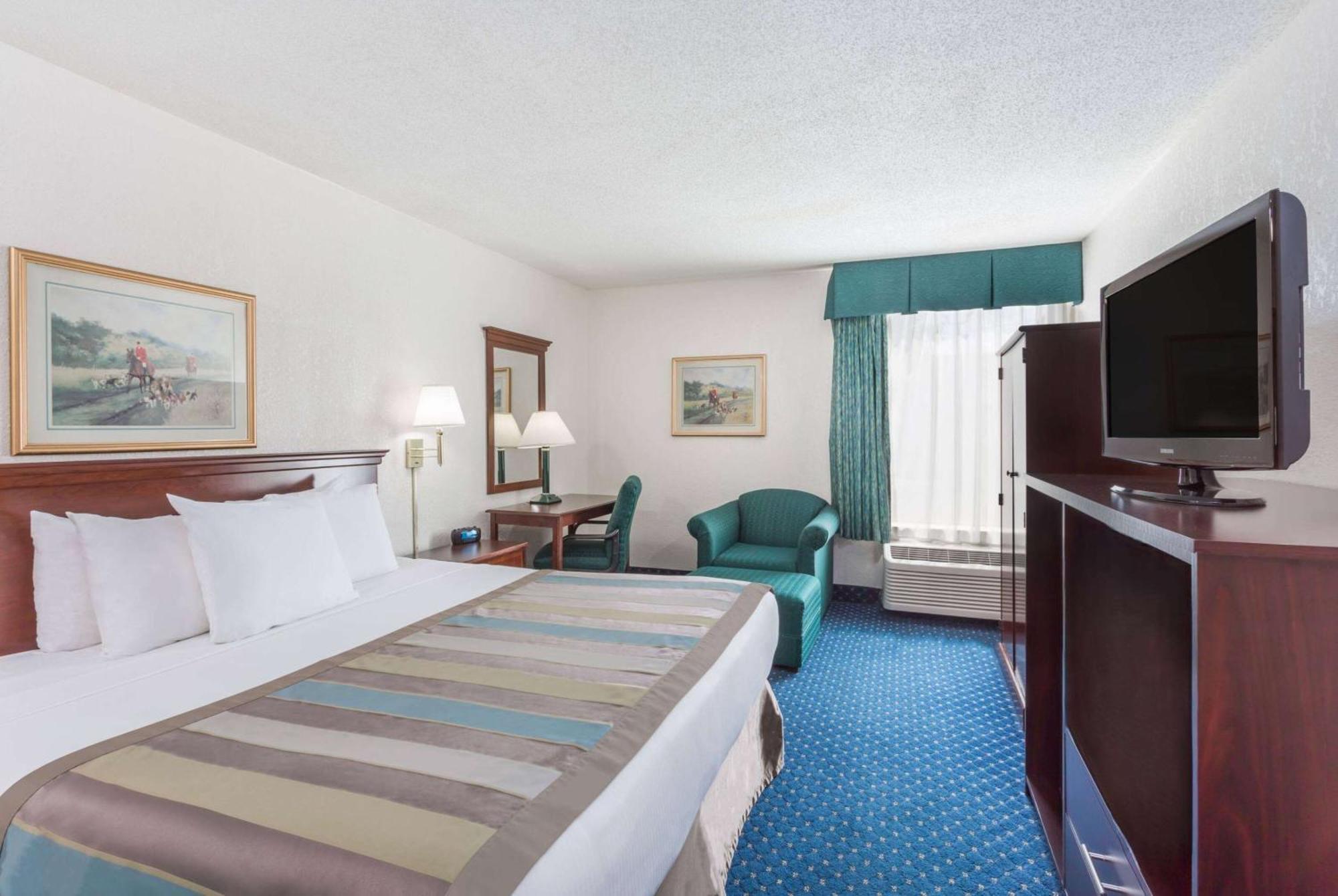 Baymont By Wyndham Greensboro/Coliseum Exterior foto