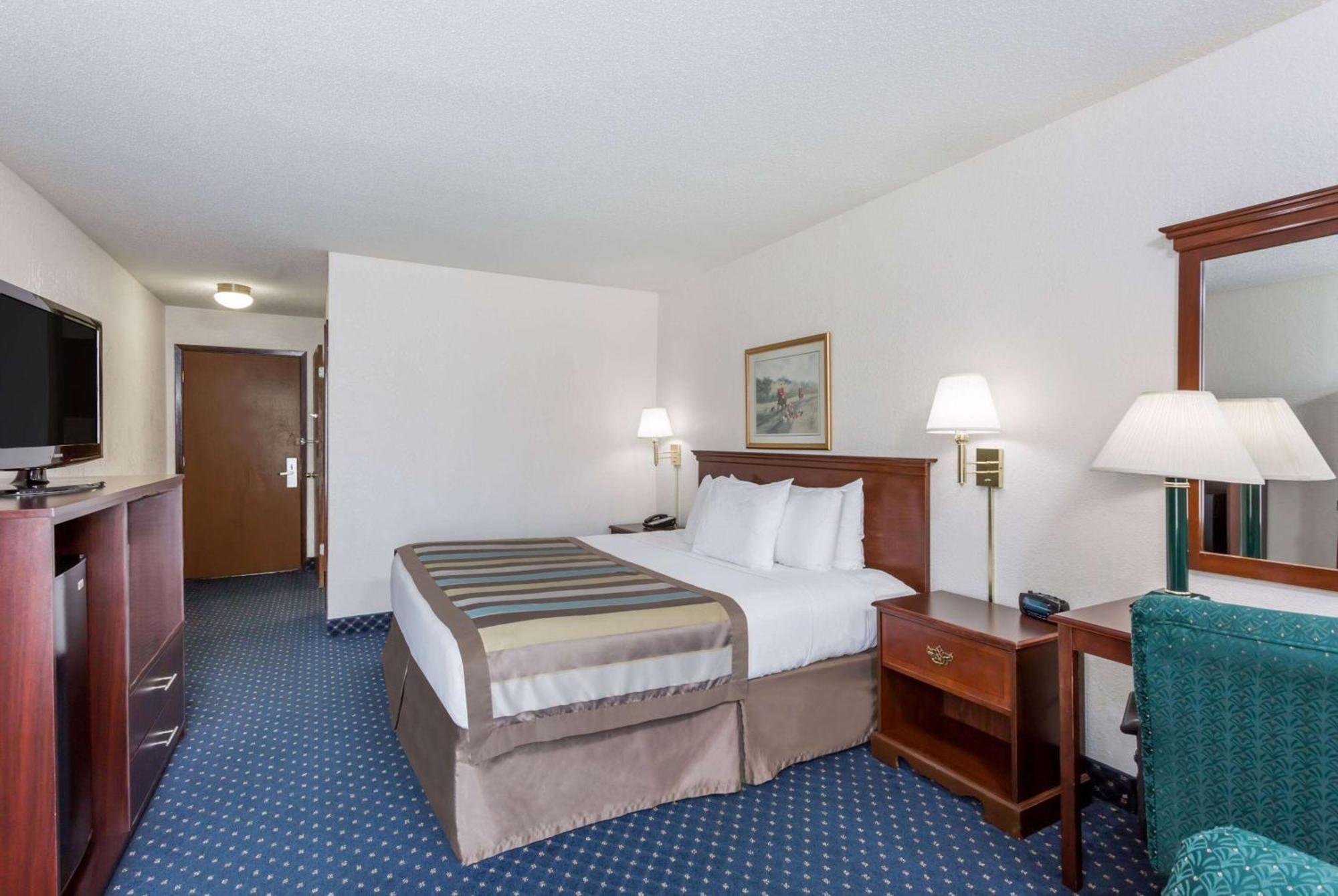Baymont By Wyndham Greensboro/Coliseum Exterior foto